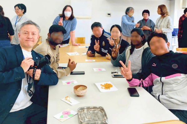 日本語教室の先生と生徒